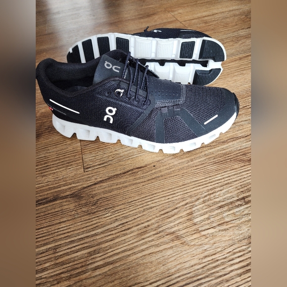 Size 10 - Women's On Cloud 5 Black/White - Picture 5 of 12